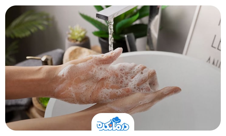  فردی که در حال شستشوی دست‌هایش است. رعایت بهداشت فردی اولین و مهم‌ترین راه‌کار برای پیشگیری از آبسه‌های کبدی است.