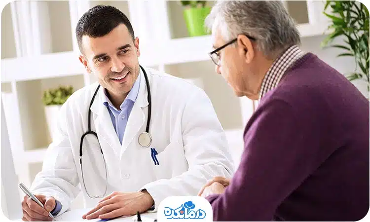 یک مرد سالمند در مطب پزشک
