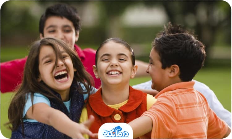 تصویر چند کودک شاد، در حال خنده و دویدن