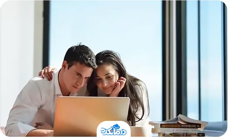  یک خانم و آقا در حال گفتگو با مشاور به‌صورت آنلاین هستند.