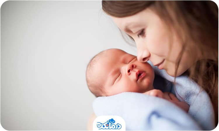 یک مادر که نوزاد خود را در آغوش گرفته است