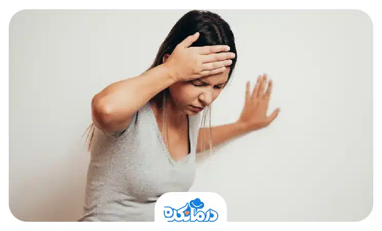زنی که به دلیل ابتلا به بیماری منیر در حال از دست دادن تعادل خود است
