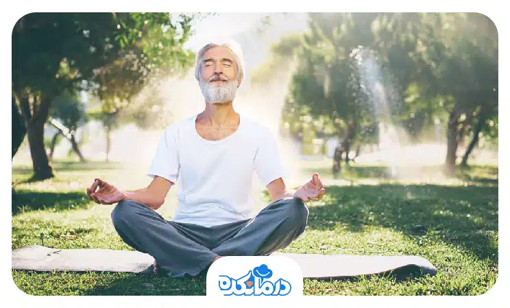 مردی که برای کمک به کاهش علائم بیماری منیر در حال مدیتیشن است