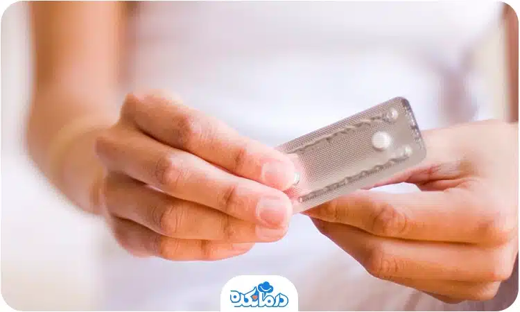  تصویر یک خانم در حال باز کردن قرص اورژانسی دوتایی