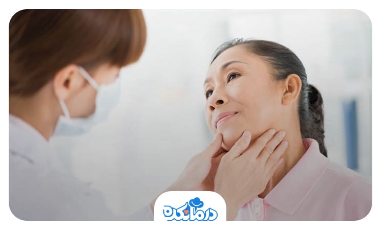 پزشکی که در حال معاینه گردن یک بیمار است