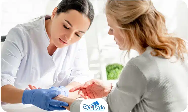 پزشک پوست یک زن را در ناحیه مچ دست معاینه می‌کند
