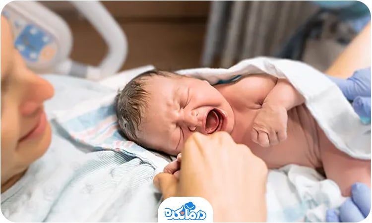 تصویر مادری که تازه زایمان کرده و نوزاد خود را در آغوش گرفته