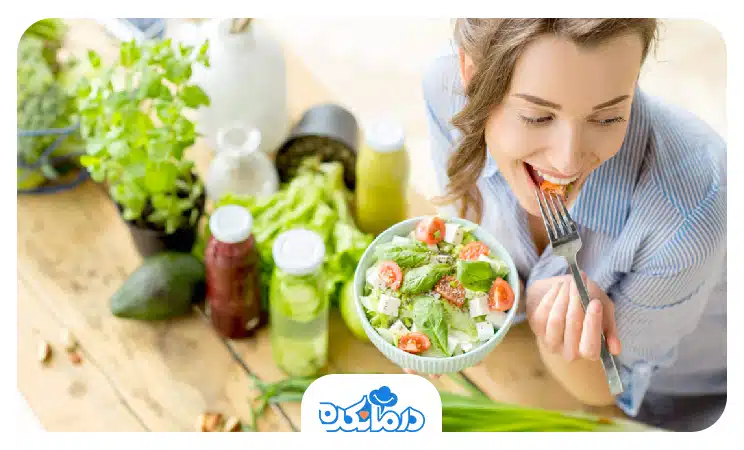 خام جوانی که رژیم کم کربوهیدرات keto برای کاهش وزن انتخاب کرده است.