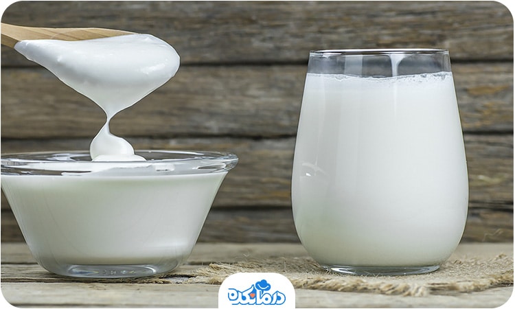 تصویر یک لیوان شیر و یک کاسه ماست