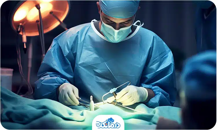  یک جراح در حال جراحی رحم که دچار سرطان رحم خوش خیم است