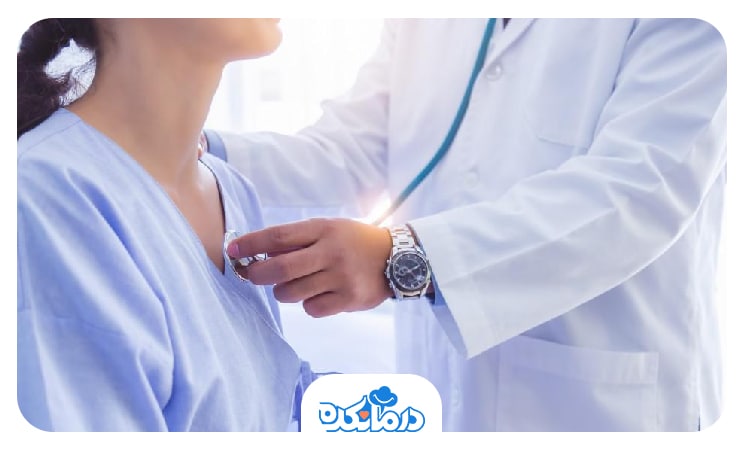 پزشکی که با گوشی در حال گوش دادن به صدای قلب بیمار برای تشخیص سوفل قلبی است.