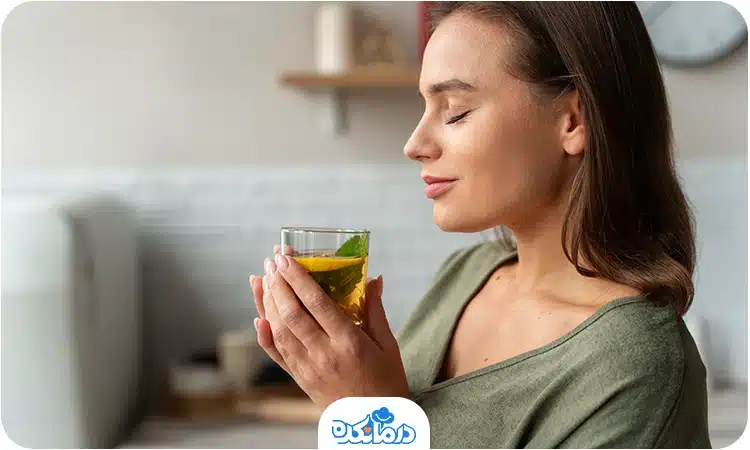 تصویر فردی که چای سبز می‌نوشد.