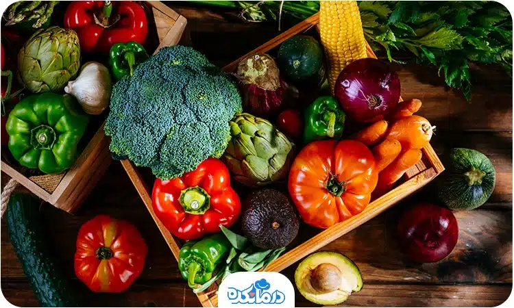 مقداری سبزی مثل فلفل دلمه‌ای و کلم بروکلی