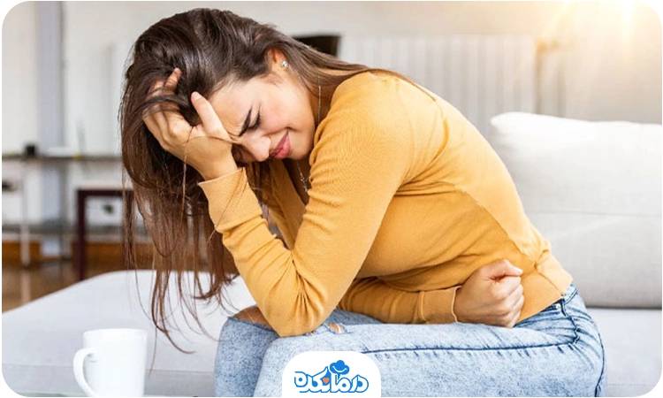 یک زن جوان که از درد در قسمت پایین شکم شکایت دارد
