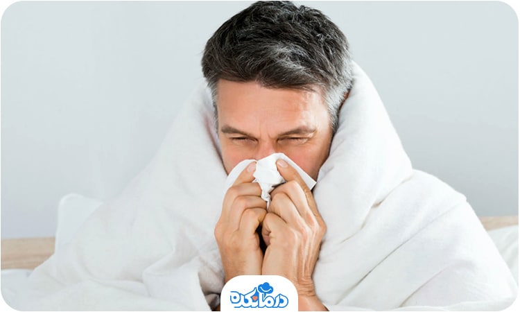 فردی که یک پتو به خود پیچیده است.
