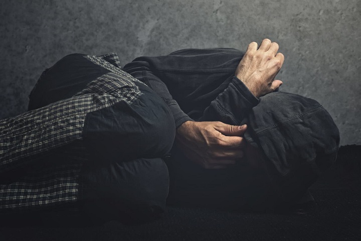 یکی از علائم اعتیاد آن است که بدن نسبت به مواد مقاوم می­‌شود. این وضعیت دو علامت دارد: فرد برای رسیدن به تاثیر مطلوب به مواد بیشتری نیاز دارد یا مقدار مواد همیشگی تاثیر خود را از دست داده است.