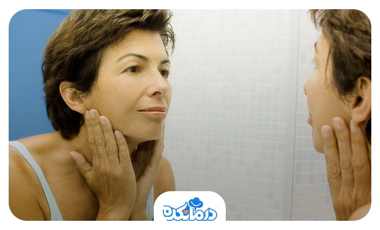  خانمی دچار زردی پوست و چشم شده است. زردی از رایج‌ترین علائم هپاتیت در زنان است.