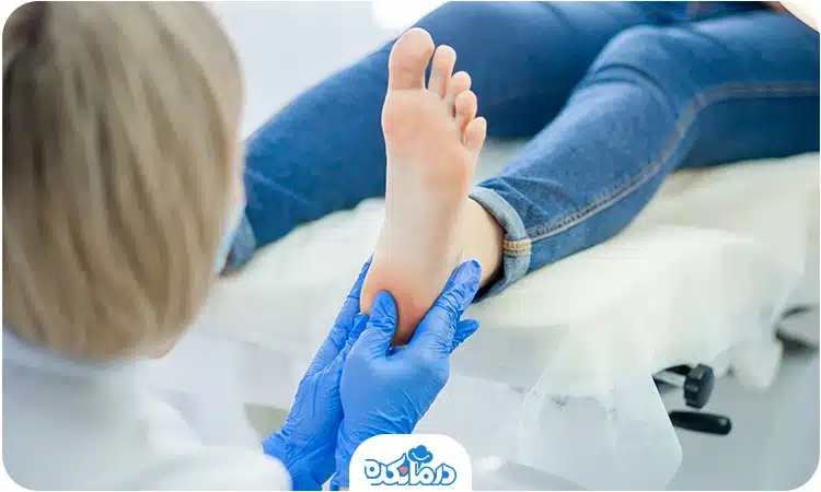 پزشک پاشنه پای بیمار را معاینه می‌کند تا متوحه علت درد پاشنه پا شود