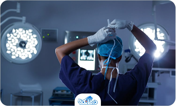 یک جراح در اتاق عمل که در حال آماده شدن برای جراحی است