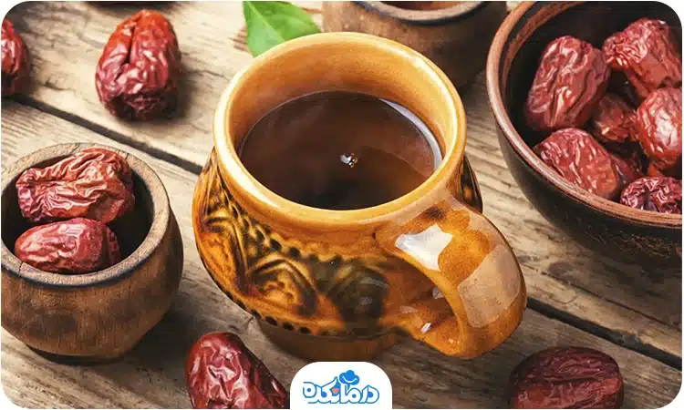 تصویر عناب خشک و یک فنجان دمنوش آن