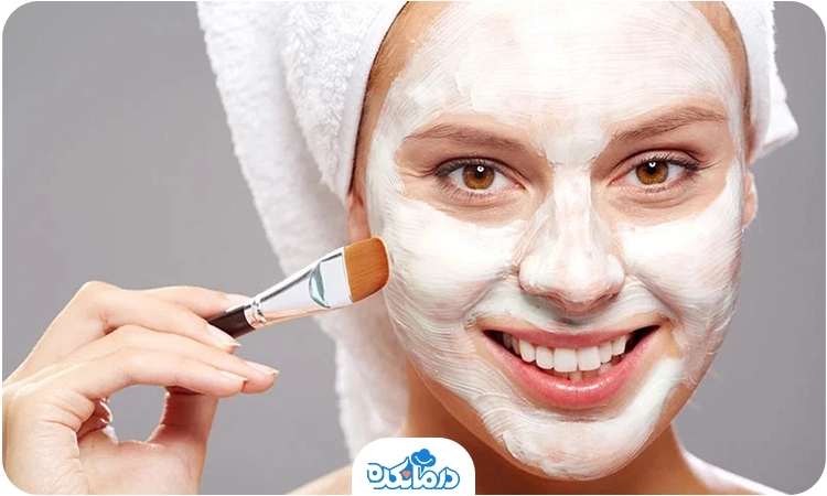 یک زن جوان که روی صورت خود ماسک گذاشته است