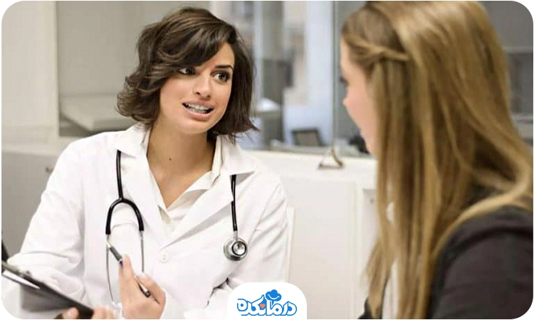  یک زن جوان در مطب متخصص پوست