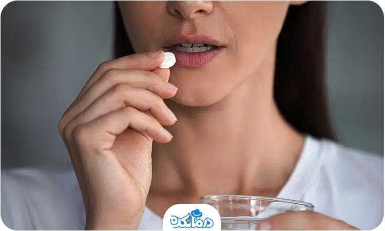 یک زن جوان در حال خوردن فولیک اسید