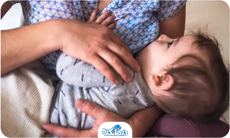 یک مادر به فرزند خود شیر می‌دهد