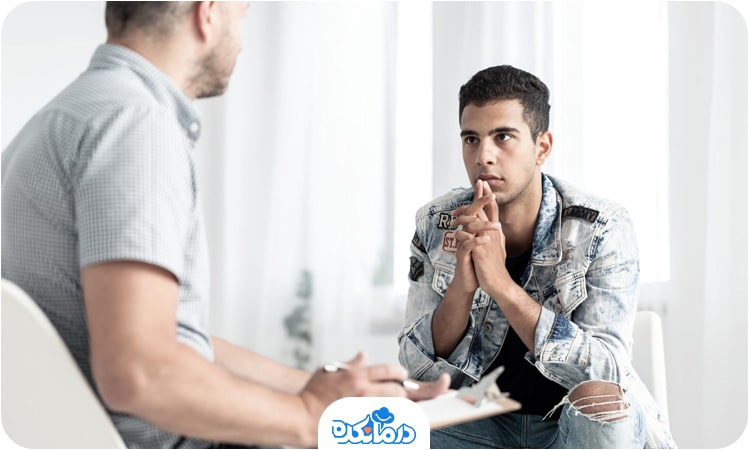 تصویری از یک مشاور و  مراجع که مراجع در حال انجام یک تمرین درمانی است