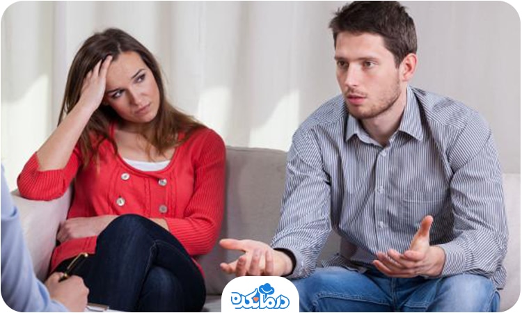  یک زن و شوهر که با مشاور صحبت می‌کنند