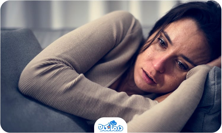 یک زن غمگین که دراز کشیده است