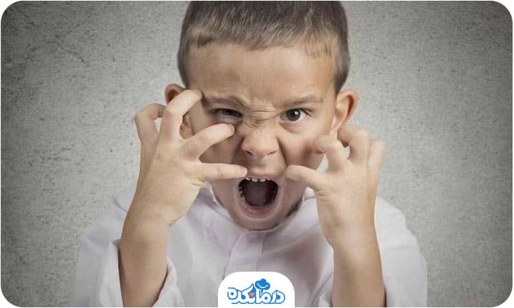 یک پسر بچه عصبانی که در حال فریاد زدن است