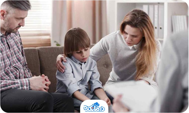 پدر، مادر و یک پسر بچه در مطب مشاوره کودکان بیش فعال