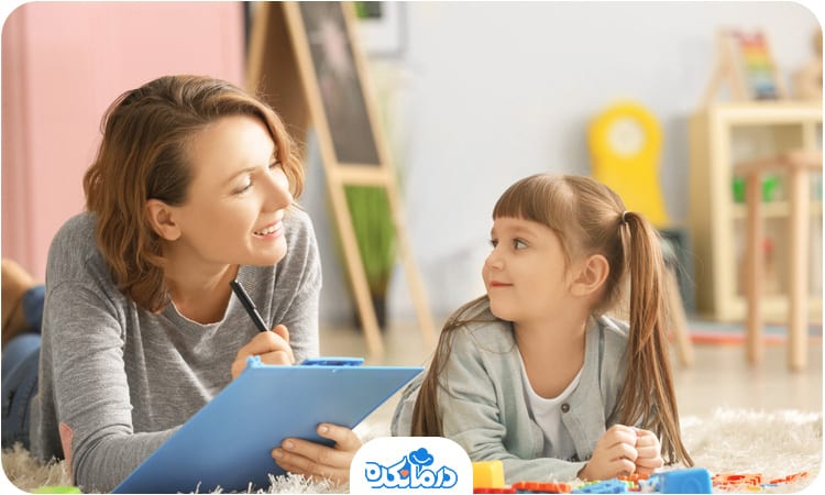 یک دختربچه و یک روانشناس که با هم صحبت می‌کنند