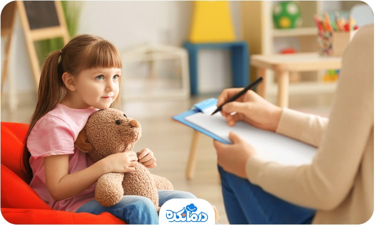دختربچه‌ای که یک عروسک در دست دارد و با روانشناس صحبت می‌کند