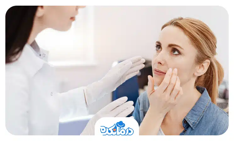  تصویر فردی که برای انجام میکرونیدلینگ در حال مشاوره با پزشک است.