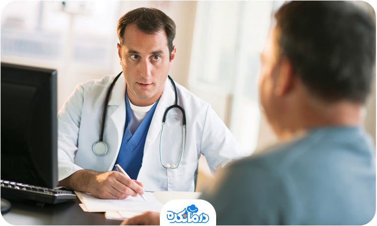یک مرد در مطب با پزشک صحبت می‌کند