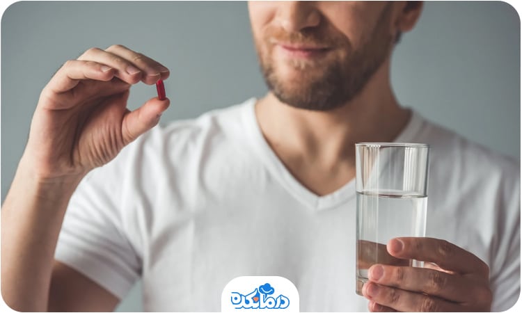 تصویر مردی در حال خوردن قرص ویتامین E
