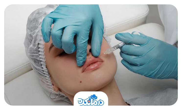 تصویر پزشکی که در حال تزریق ژل به لب‌های یک بیمار است.