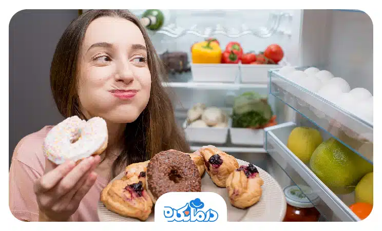 تصویر فردی که برای خوردن شیرینی وسوسه شده است.