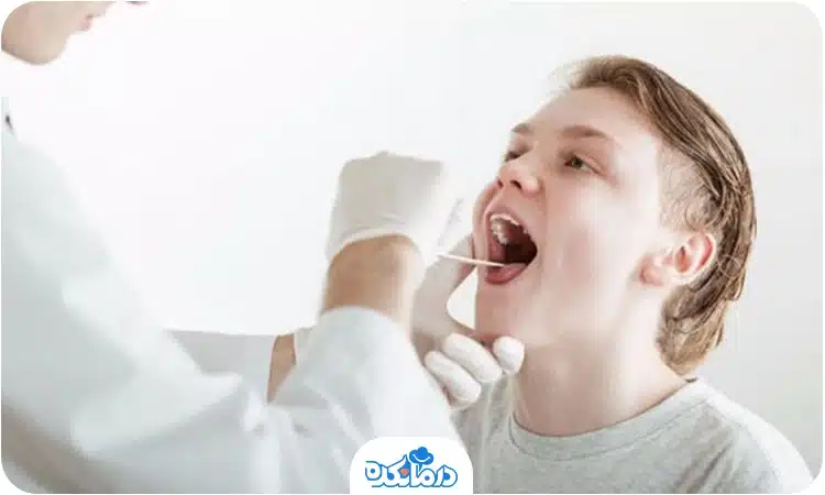تصویر پزشک در حال معاینه گلو نوجوان با آبسلانگ