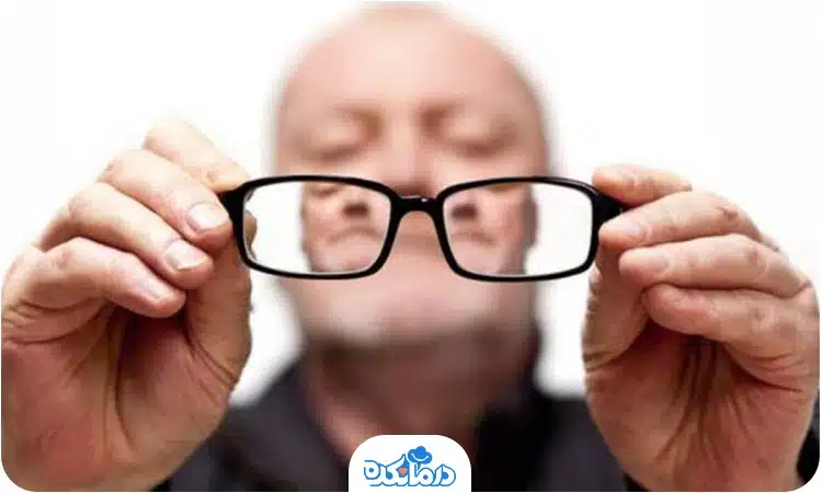 تصویر فردی که چشم‌هایش ضعیف شده است.
